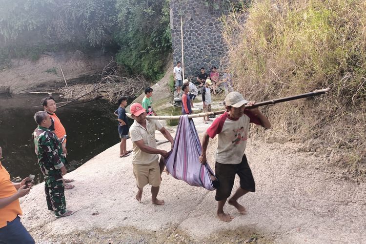  EVAKUASI?Warga mengevakuasi jenazah Fais yang ditemukan tewas tenggelam di Waduk Notopuro, Desa Duren, Kecamatan Pilangkenceng, Kabupaten Madiun, Jawa Timur. Dalam kejadian itu, Sutrisno, ayah kandung Fais turut meninggal saat menolong korban sementara tenggelam di waduk tersebut.