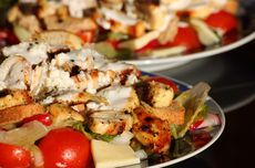 Resep Salad Ayam Panggang Bawang Putih untuk Menu Buka Puasa Diet