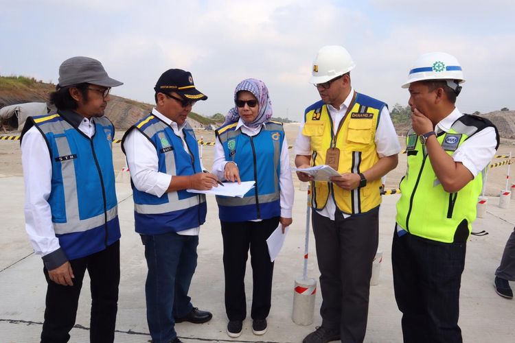 Kepala BPJT Danang Parikesit meninjau pembangunan Tol Balikpapan-Samarinda didampingi Direktur Utama PT Jasa Marga (Persero) Tbk Desi Arryani, Direktur Operasi jasa Marga Subakti Syukur, dan Direktur Utama PT Jasamarga Balikpapan Samarinda STH Saragi, Minggu (8/9/2019).