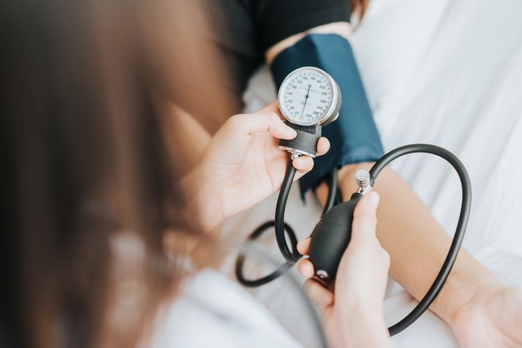 Ilustrasi tensimeter, alat pengkur tekanan darah atau sphygmomanometer adalah penemuan yang mengubah dunia yang telah membantu dokter melakukan pemeriksaan awal kesehatan. Sejak awal penemuan tensimeter manual, hingga kini alat tensi ini tak tergantikan meski berkembang generasi digital yang lebih canggih.