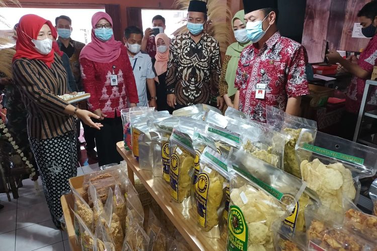Wakil Bupati Semarang Basari melihat produk hasil produksi kader Keluarga Berencana