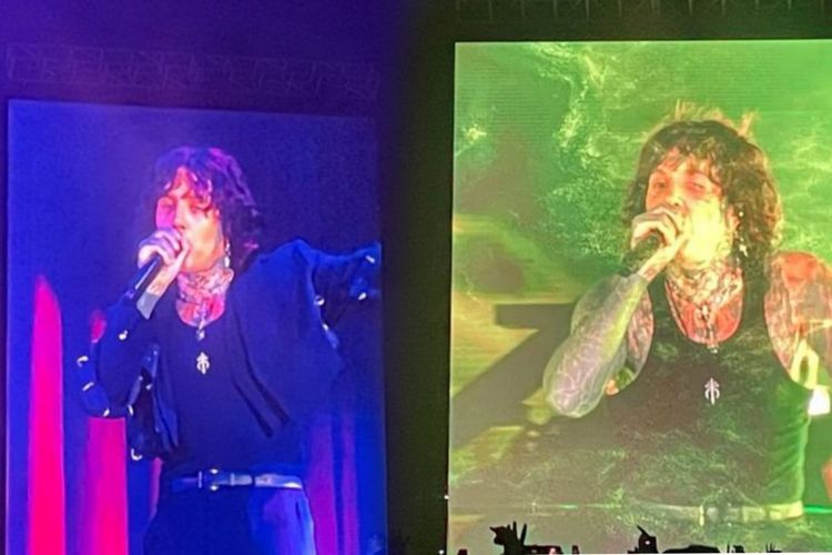 Vokalis band BMTH, Oliver Sykes lepas jaket saat beraksi di konser yang digelar di Ancol Beach City International Stadium Ancol, Jakarta Utara pada Jumat (10/11/2023)