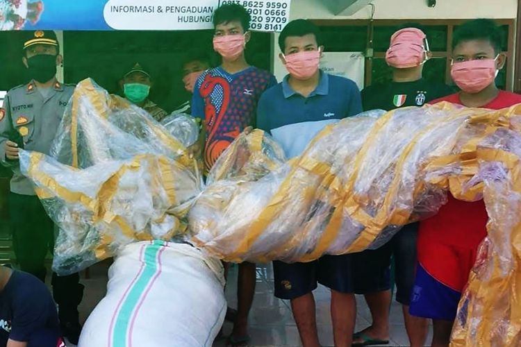 Belasan balon udara yang diserahan warga ke Polsek Sumoroto. Warga memilih menyerahkan balon udara setelah Kepolisian Ponorogo menindak tegas warga yang membuat petasan. 