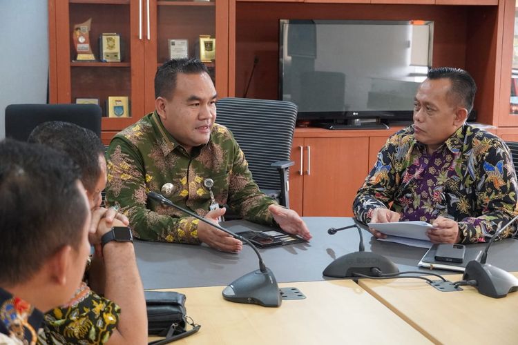 Bupati Blora Arief Rohman bersama Direktur Sarana Perdagangan dan Logistik (Sardaglog) Sri Sugyatmanto dalam pertemuan di Kementerian Perdagangan (Kemendag) Republik Indonesia (RI) di Gambir, Jakarta, Selasa (2/4/2024).