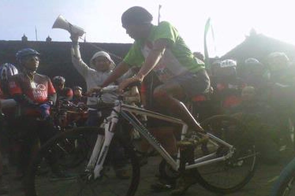 Setelah menempuh 10 km di jalur menanjak, pagi ini, Minggu (16/9/2012), para peserta Kompas Bali Bike beristirahat sejenak di pertigaan Bukit Panulisan. Para peserta yang masih tertinggal di tunggu. Para marshal memberikan pengarahan bagaimana menggowes di jalur menurun yang sebenarnya justru berbahaya.