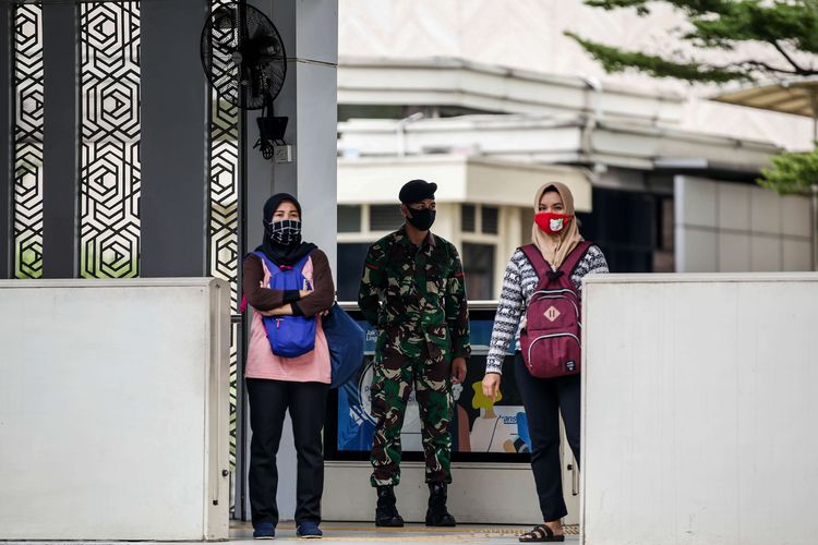 bPersonel TNI saat berjaga di Stasiun MRT Bundaran HI, Jakarta Pusat, Rabu (27/5/2020). Presiden Joko Widodo menginstruksikan Panglima TNI untuk mengerahkan personelnya dalam menertibkan masyarakat selama pemberlakuan pembatasan sosial berskala besar ( PSBB) untuk memutus mata rantai penularan Covid-19.