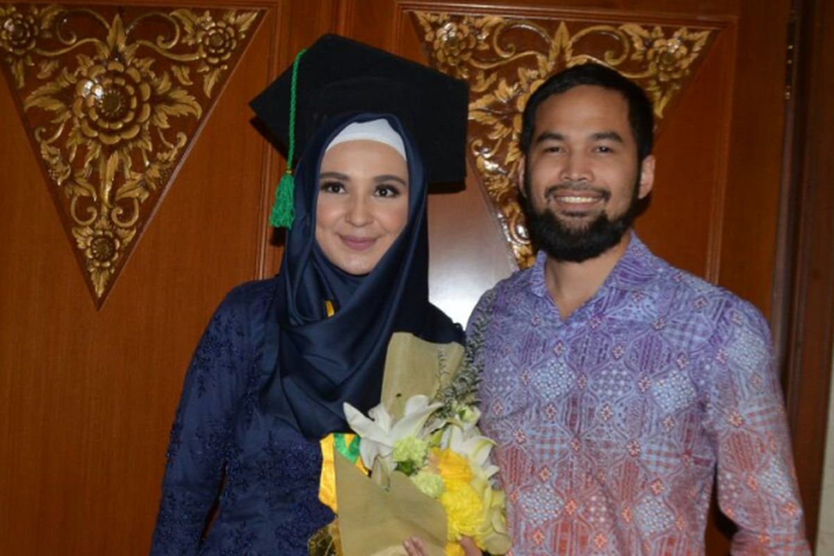 Shireen Sungkar bergambar bersama Teuku Wisnu sesudah Shireen diwisuda di Jakarta Convention Center, Senayan, Jakart Pusat, pada Senin (3/4/2017). Ia telah meraih gelar sarjana ilmu komunikasi S1 dari Fakultas Ilmu Komunikasi di Universitas Prof Dr Moestopo (Beragama). 