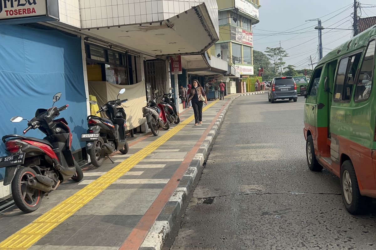 Trotoar di Jalan Merdeka Kota Bogor jadi tempat parkir motor, Selasa (30/1/2024).