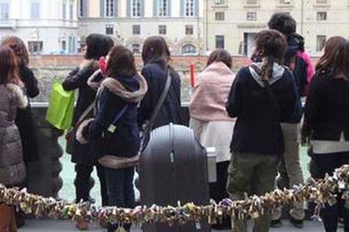 Gembok cinta di sepanjang Sungai Arno.