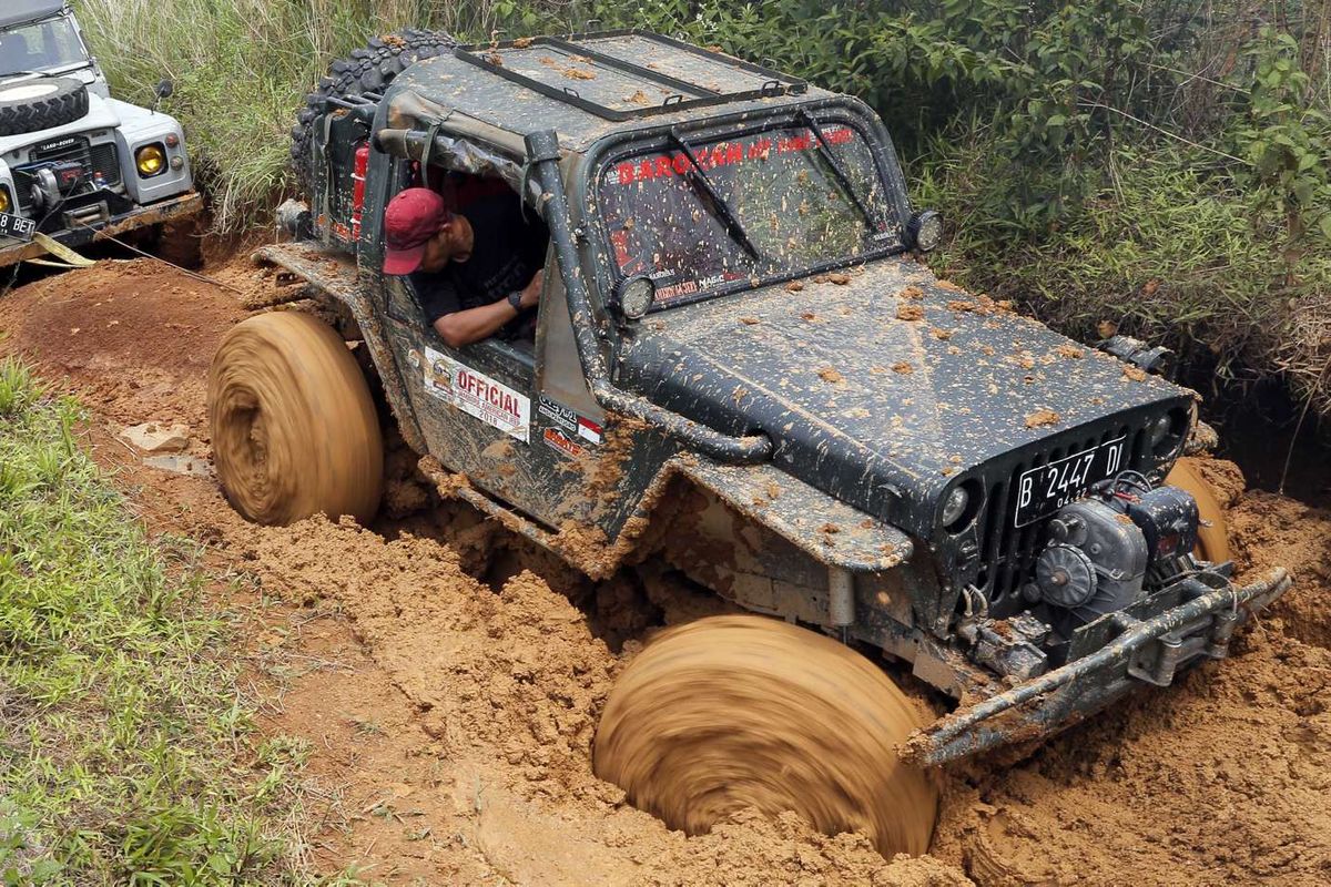 Peserta melibas lintasan off road bersama Jurnalis 4X4 di Depes Offroad Track, Desa Pelangi, Sentul, Bogor, 24-25 November 2018. Kegiatan ini merupakan peringatan satu dasawarsa berdirinya Komunitas Jurnalis 4X4.