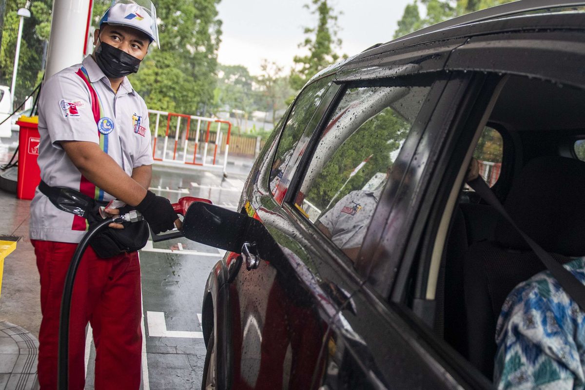 Petugas melayani pengisian BBM di SPBU Pertamina 31.40101 di Bandung, Jawa Barat, Sabtu (16/4/2022). Pertamina Patra Niaga Regional Jawa Bagian Barat memastikan stok BBM dan LPG selama Ramadhan hingga arus mudik lebaran Idul Fitri aman dan saat ini seluruh infrastruktur telah disiagakan meliputi delapan Terminal BBM, lima Terminal LPG, lima depot pengisian pesawat udara dan lebih dari 1900 lembaga penyalur BBM se-Jawa Bagian Barat serta lebih dari 38 ribu lembaga penyalur LPG.