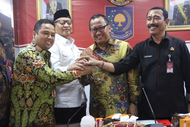 Wali Kota Tangerang Arief Rachadiono Wismansyah dan pihak Kementerian Hukum dan Hak Asasi Manusia sepakat mencabut laporan mereka ke polisi. Kesepakatan itu tercapai usai Arief dan Sekjen Kemenkumham Bambang Sariwanto dipertemukan oleh pihak Kementerian Dalam Negeri.   Pertemuan berlangsung di Kantor Kemendagri, Jakarta, Kamis (18/7/2019) siang. 