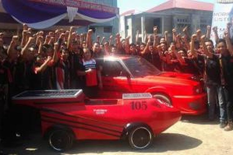 Mobil tenaga listrik dan mobil tenaga surya hasil rakitan mahasiswa Politeknik Kota Kediri, Jawa Timur, Minggu (14/6/2015).