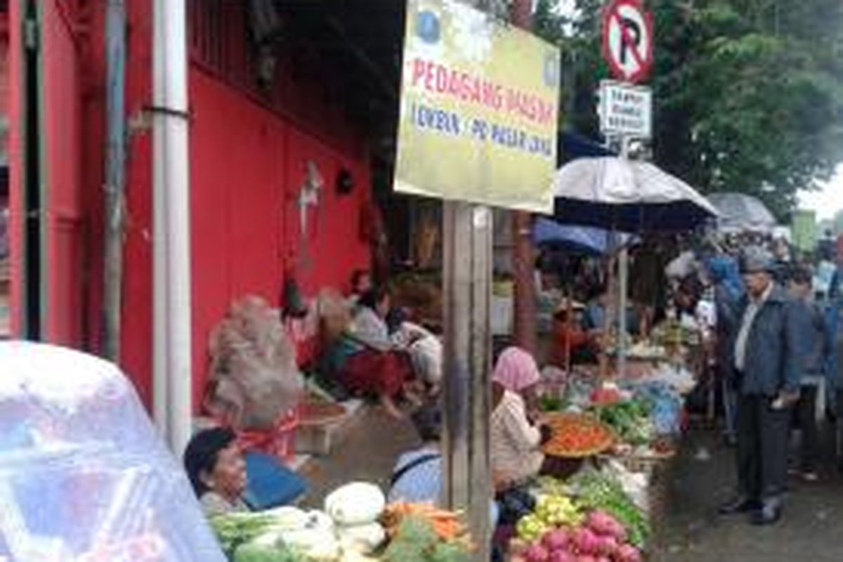 Saat penjagaan petugas Satpol PP melonggar, PKL di Pasar Minggu, Jakarta Selatan meninggalkan lokasi binaan dan kembali ke trotoar untuk menggelar dagangannya, Jumat (5/7/2013)