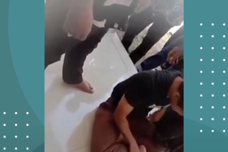 Beredar video, seorang pemuda tertangkap basah memasang kamera di WC salah satu mesjid di Kabupaten Pangkajene Kepulauan (Pangkep), Sulawesi Selatan (Sulsel). 