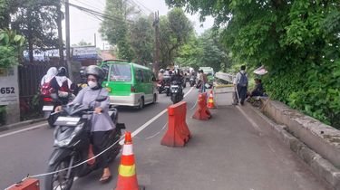 Cerita Warga Atur Lalu Lintas Jalan Kebon Pedes Bogor yang Longsor Sambil Cari Cuan