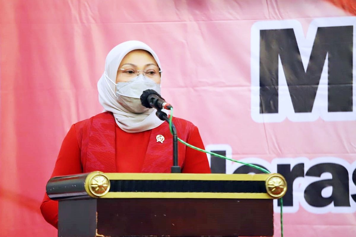 Menteri Ketenagakerjaan (Menaker) Ida Fauziyah saat membuka Musyawarah Nasional (Munas) kedua (II) FKSPN di Semarang, Jawa Tengah, pada Senin (5/4/2021).