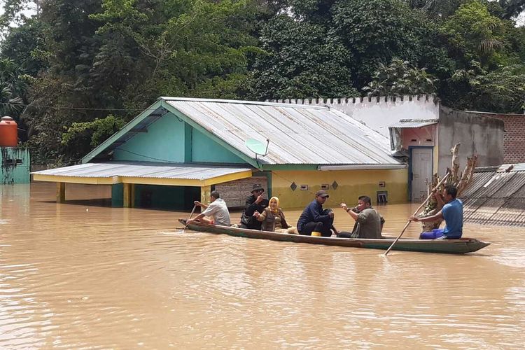Banjir setinggi dua meter masih merendam ribuan rumah warga di Kabupaten Musi Rawas, Sumatera Selatan, Selasa (14/3/2023).