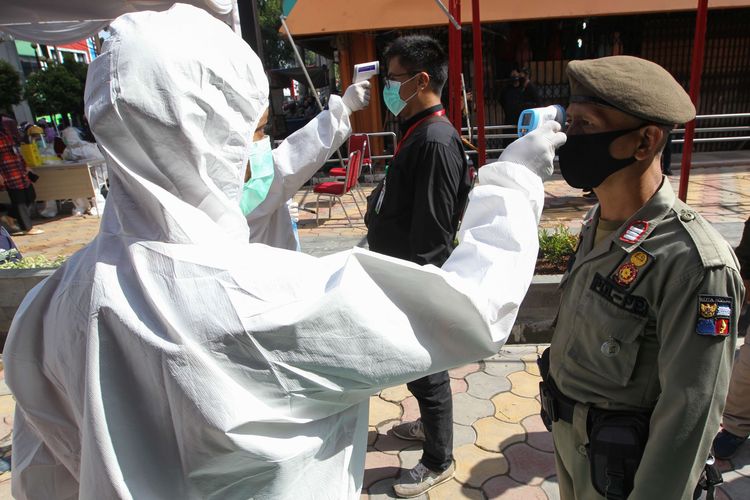 bPetugas medis Dinas Kesehatan Kota Bogor menggelar uji cepat (rapid test) massal Covid-19 di Pasar Bogor, Kota Bogor, Rabu (29/4/2020).  Rapid test untuk mencegah penyebaran wabah Covid-19.