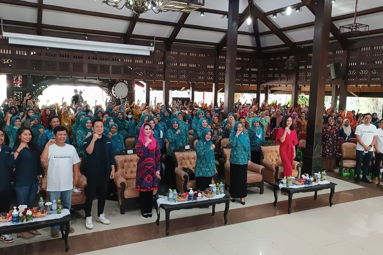 Para tokoh saat foto bersama Tim Penggerak PKK Kabupaten Malang dalam acara sosialisasi demam berdarah bertajuk 'Wujudkan Indonesia Bebas Dengue' di Pendopo Kabupaten Malang, Jum'at (5/8/2022).