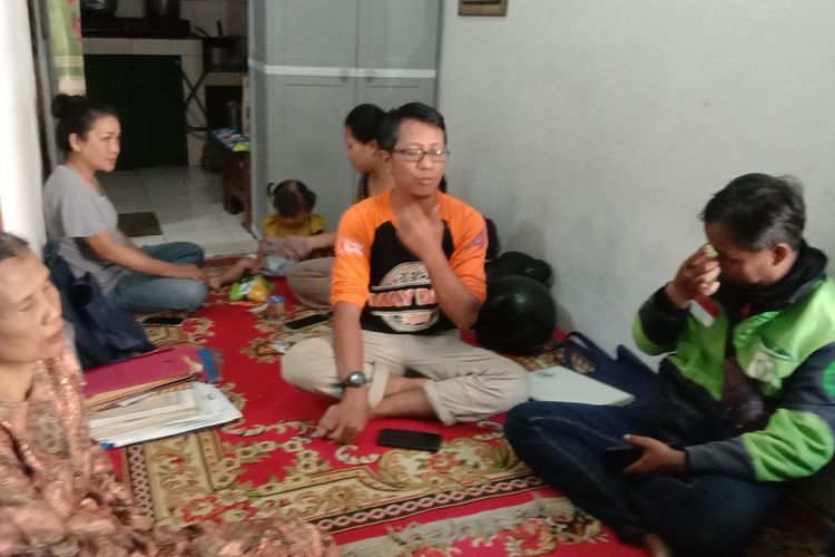 Keluarga korban irwanto, Driver ojol yang tewas ditabrak pengemudi mabuk, tengah menceritakan masa hidup korban di rumah duka, Jalan maleber Utara, kota Bandung, Senin (1/4/2024)