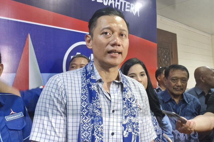 Ketua Umum (Ketum) Partai Demokrat Agus Harimurti Yudhoyono (AHY) menghadiri kampanye di gedung UTC Kota Semarang, Senin (15/1/2024).
