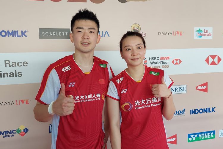 Ganda campuran nomor satu dunia asal China, Zheng SI Wei/Huang Ya Qiong, dalamm sesi doorstop di Istora Senayan, Jakarta, pada Kamis (15/6/2023).