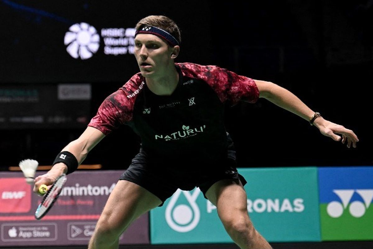 Aksi pebulu tangkis Denmark, Viktor Axelsen, dalam ajang Malaysia Open 2023 di Axiata Arena, Kuala Lumpur. Terkini, Axelsen berlaga di final Malaysia Open 2023 menghadapi lawan asal Jepang, Kodai Naraoka, Minggu (15/1/2023). Terkini, Viktor Axelsen berhasil menembus semifinal India Open 2023.