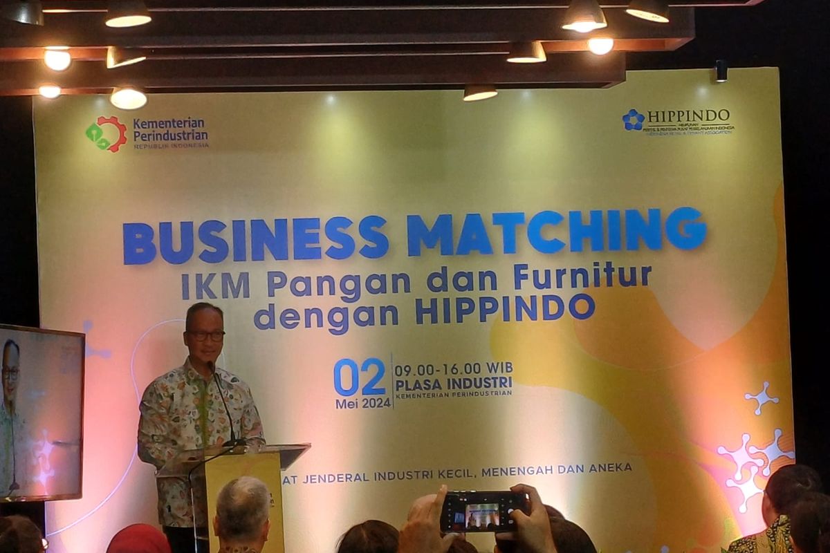 Menteri Perindustrian (Menperin) Agus Gumiwang Kartasasmita dalam acara Business Matching IKM Pangan dan Furnitur dengan HIPPINDO di Plasa Industri, Kemenperin, Jakarta, Kamis (2/5/2024).