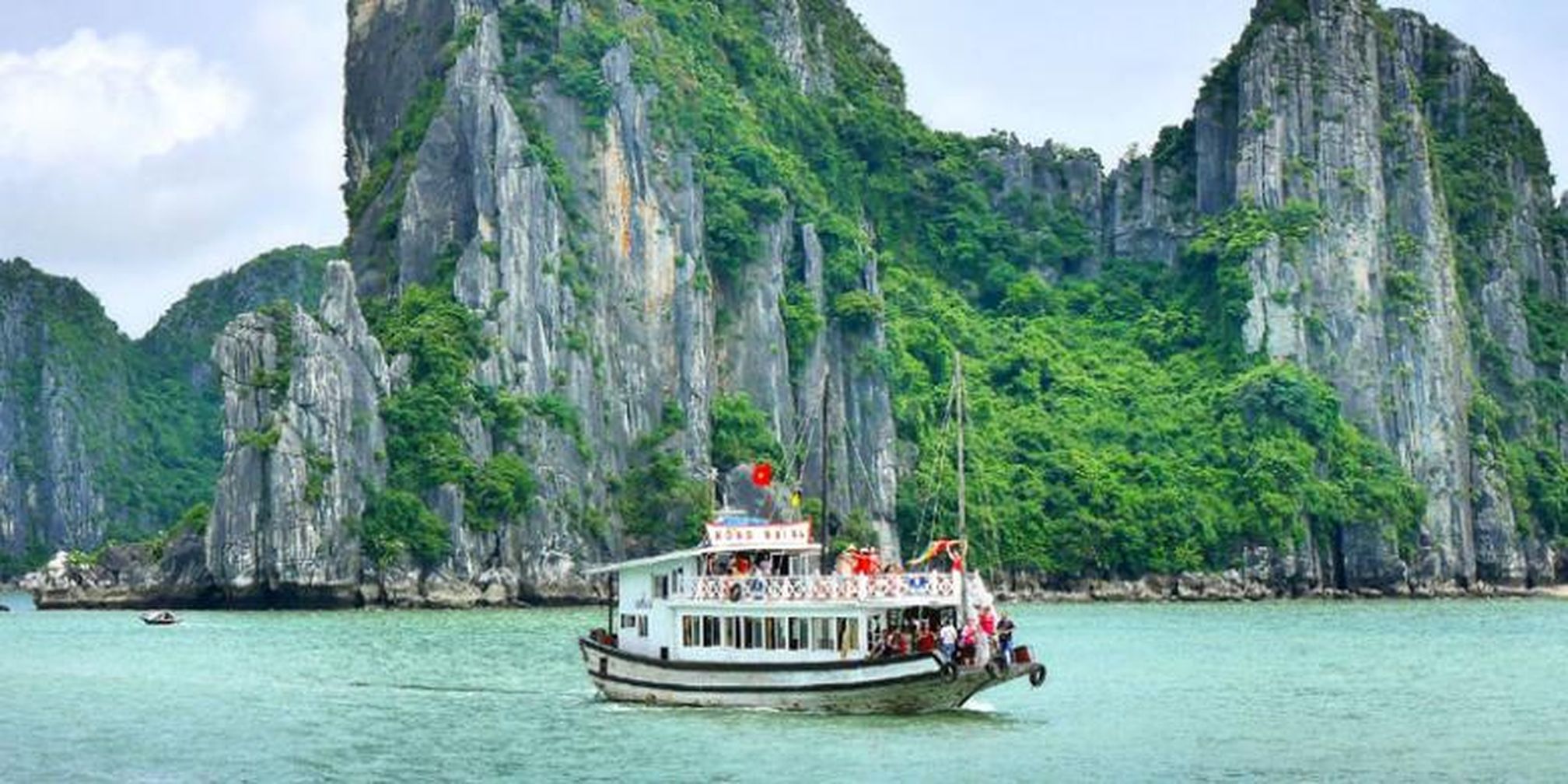 Halong Bay Andalan Vietnam Menyedot Turis Halaman All