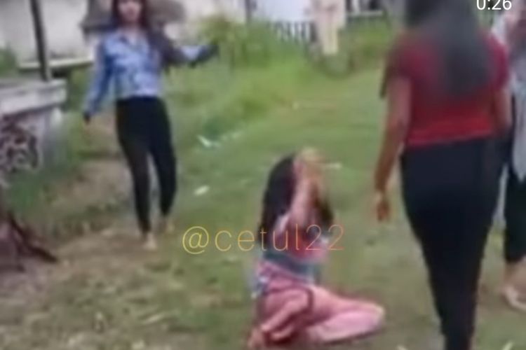 Tangkapan layar video perundungan yang melibatkan anak-anak perempuan di Cilacap, Jawa Tengah.
