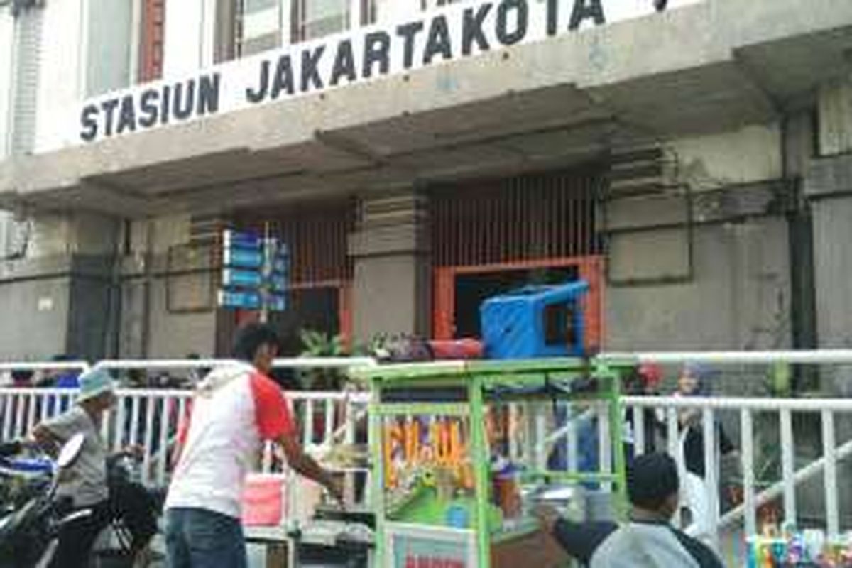 Pagar pembatas dipasang diujung trotoar di depan pintu selatan Stasiun Jakarta Kota. Para pedagang asongan tampak berjualan di luar pagar pembatas, Sabtu (7/5/2016).