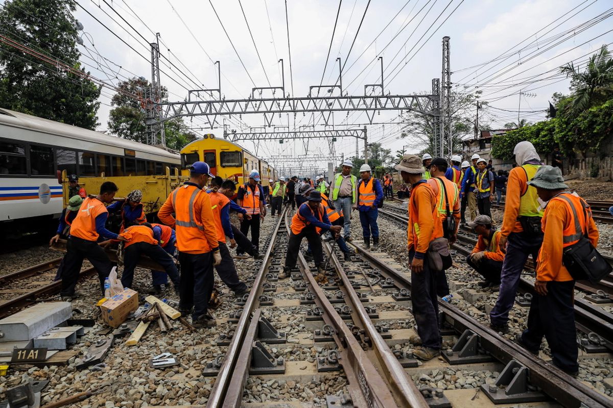 Petugas gabungan dari PT KAI Daop 1 Jakarta dan PT KCI melakukan evakuasi gerbong kereta rel listrik (KRL) nomor 1507 rute Bogor - Angke yang anjlok di wilayah Stasiun Manggarai, Jakarta Selatan, Selasa (3/10/2017). Tidak ada korban dalam peristiwa tersebut tetapi menyebabkan terjadinya penumpukan penumpang dan terganggunya perjalanan KRL di sejumlah stasiun.