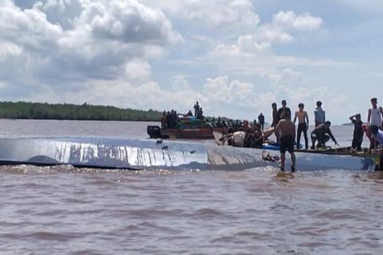 Proses evakuasi penumpang kapal SB Evelyn Calisca yang terbalik di perairan Kabupaten Indragiri Hilir, Riau, Kamis (27/4/2023).