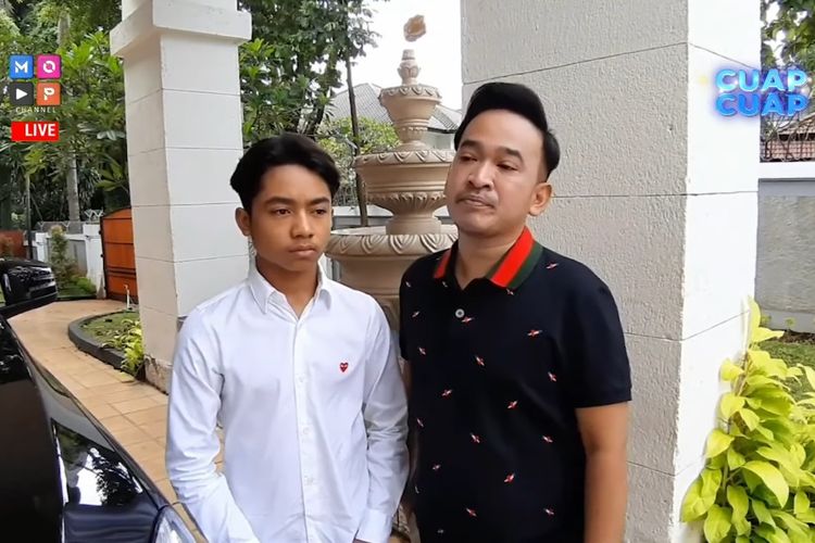 Pembawa acara Ruben Onsu (kanan) mendampingi putranya, Betrand Peto, menjalani tes wawancara masuk sebuah SMA internasional di Jakarta.