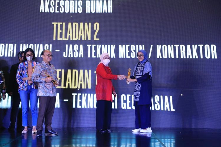 Menteri Ketenagakerjaan Ida Fauziyah memberikan penghargaan kepada 9 perusahaan yang menerapkan upah berbasis produktivitas, di Jakarta, Selasa (20/12/2022).