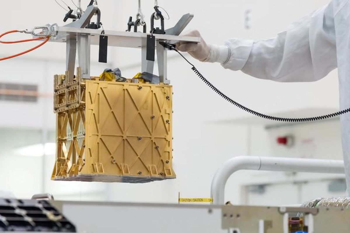 MOXIE, alat ekstraksi oksigen NASA yang digunakan di planet Mars. Perangkat eksperimental ini dibawa Perseverance dalam misi ke Mars.