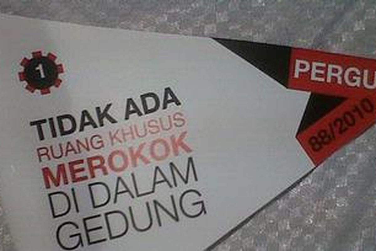 Larangan merokok di dalam gedung diatur dalam Peraturan Gubernur DKI Jakarta Nomor 88 Tahun 2010.