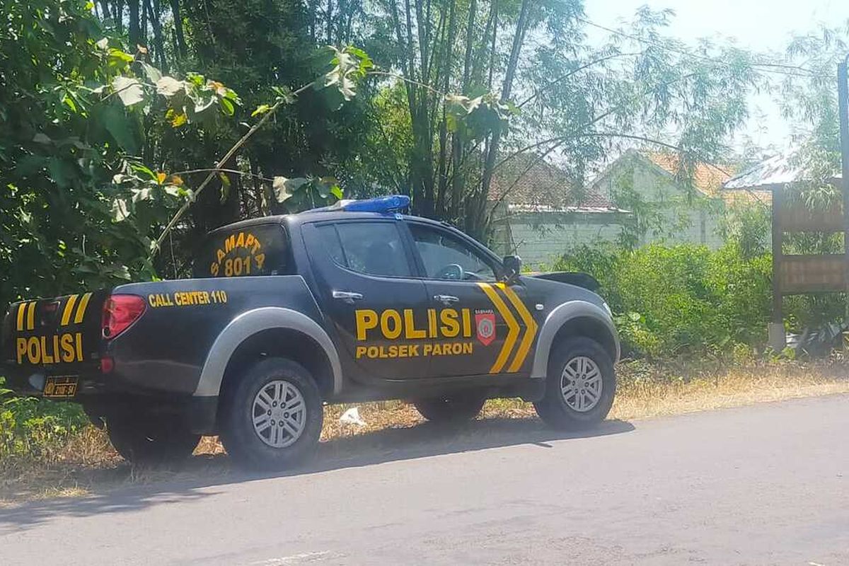 Pulang dari pengamanan pelaksanaan vaksin Covid-19 mobil patroli Sektor Paron Ngawi terlibat kecelakaan dengan seorang pemotor.