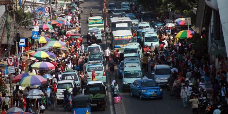 Sejumlah Pedagang Kaki Lima (PKL) kembali memadati Jalan Kota Bambu, depan Stasiun Tanah Abang, Jakarta Pusat, Minggu (8/6/2014). Meskipun sudah ditertibkan petugas, sejumlah PKL masih tetap nekat berjualan di pinggr Jalan. Hal itu dapat menggang arus lalu lintas di kedua arah.