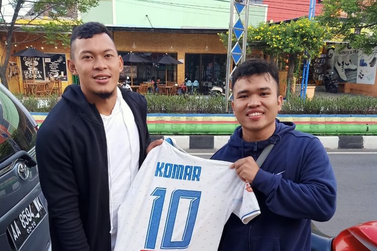 Kiper PSIS Semarang musim 2020, Joko Ribowo melelang jersey teman setimnya, Komarudin melalui akun Instagramnya.