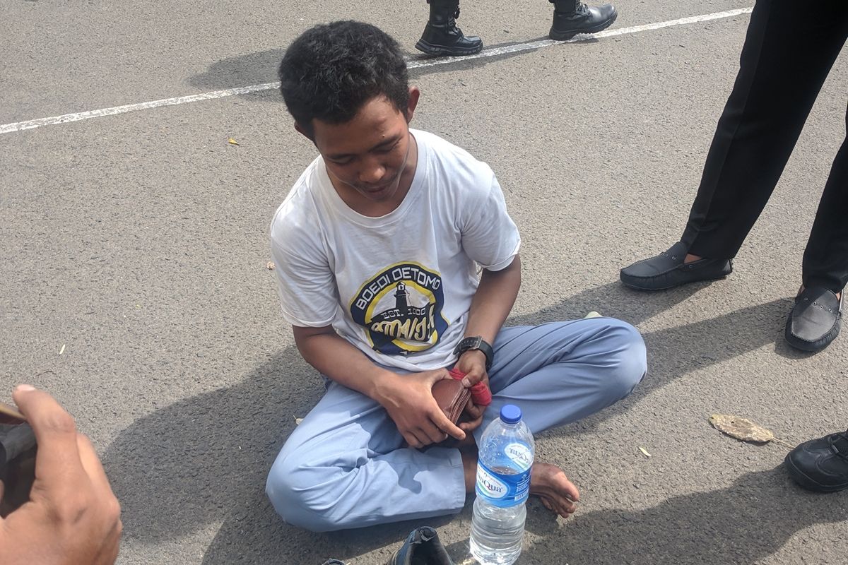 RH (22), Sekuriti yang menyamar jadi Siswa SMA diamankan Polisi saat hendak menuju Gedung DPR.