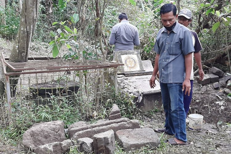 Ketua Pengelola Desa Wisata Pereng Sukarmin saat menunjukan batu-batu yang ditemukan.