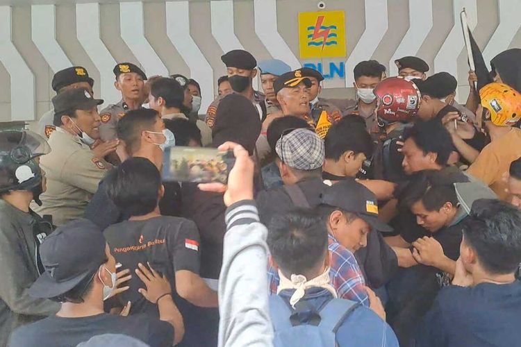 Massa dan polisi yang terlibat saling dorong saat hendak menerobos masuk ke gedung PLN UID Sulselrabar, Jalan Letjen Hertasning, Kecamatan Panakkukang, Kota Makassar, Sulsel, Rabu (29/11/2023).