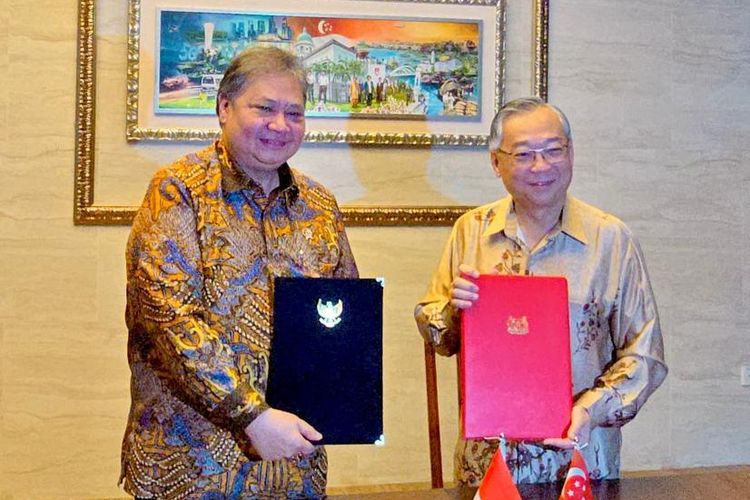 Menko Airlangga Hartarto bersama DPM Singapura Gan Kim Yong dalam acara The 15th Indonesia-Singapore Six Bilateral Economic Working Groups Ministerial Meeting (6WG MM) di Singapura, Minggu (15/6/2025).