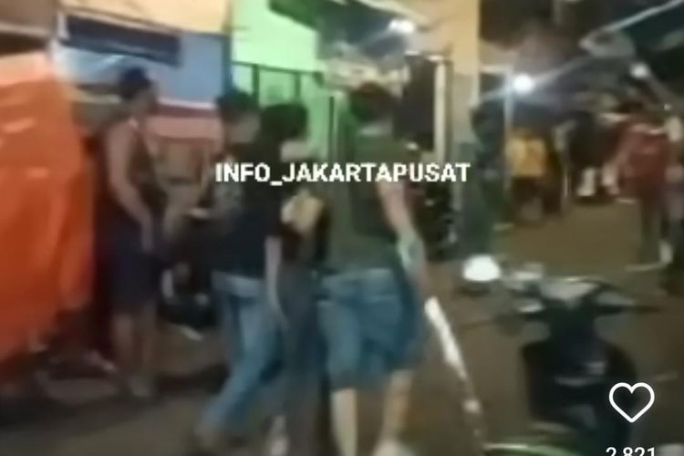 Pelaku tawuran tertangkap membawa sebilah celurit di Gang T, Kampung Rawa, Johar Baru, Jakarta Pusat, Minggu (30/7/2023) malam.