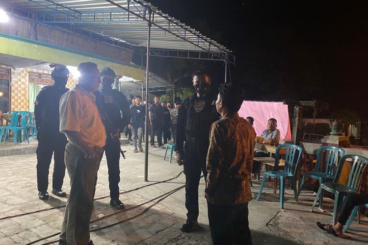 BUBARKAN—Tim Khusus Harimau Samapta Polres Wonogiri membubarkan hajatan dan hiburan musik di Desa Gemantar, Kecamatan Selogiri, Kabupaten Wonogiri, Jawa Tengah. 