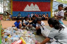 Di Sekolah Ini, Siswanya Bayar Uang Sekolah Pakai Sampah