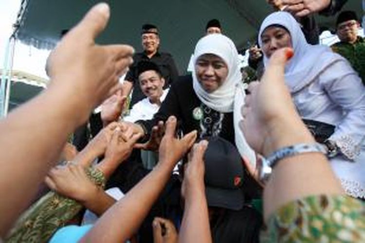 Khofifah kembali menerima saweran dari ribuan ibu di Tulungagung, Kamis (22/8/2013).