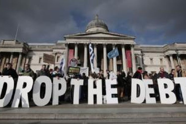 Demonstran di Inggris menunjukkan solidaritas kepada Yunani.